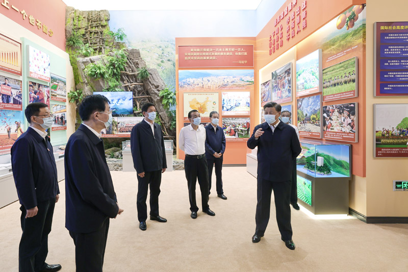 9月27日,党和国家领导人习近平、李克强、栗战书、汪洋、王沪宁、赵乐际、韩正等在北京展览馆参观“奋进新时代”主题成就展。 9月27日,党和国家领导人习近平、李克强、栗战书、汪洋、王沪宁、赵乐际、韩正等在北京展览馆参观“奋进新时代”主题成就展。